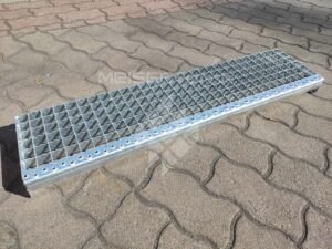 Lépcsőfok csúszásmentes 1000x305 mm 30x3